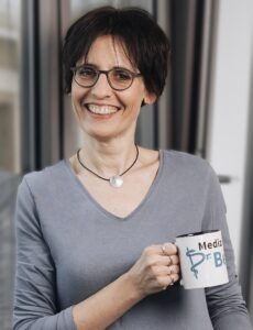 Portrait Anja Becker mit Tasse